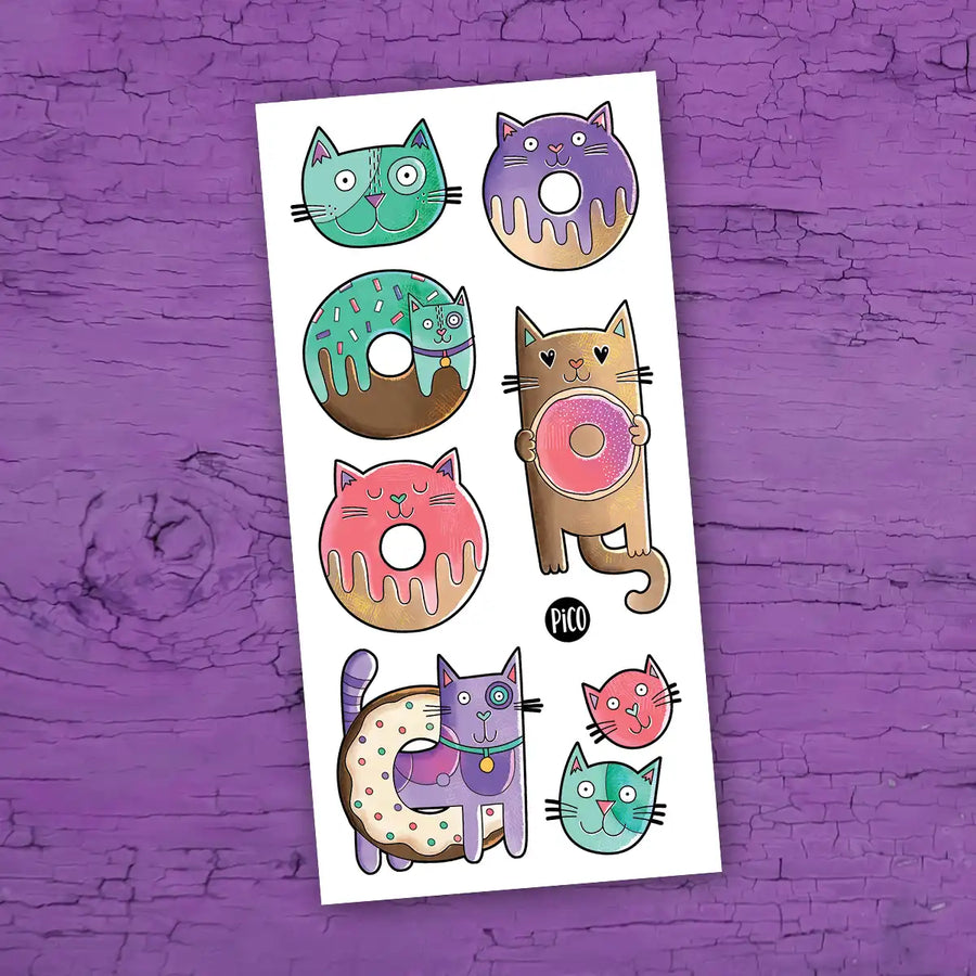 Tatouages temporaires chats-beignes, illustrations colorées de beignes en chat pour enfants.
Cat donut temporary tattoos, colorful cat-shaped donut illustrations for kids.